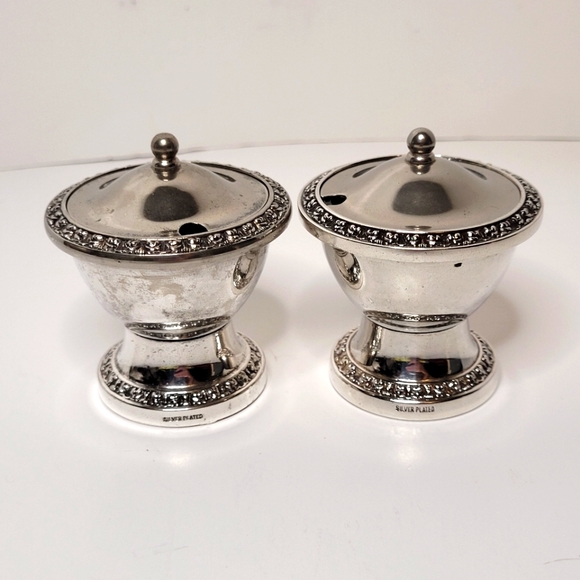 Two Ianthe Silverplate Vintage Mustard Pots w Blue Inserts Floral Design England - Picture 4 of 10